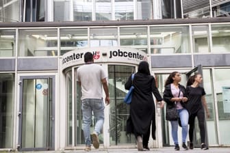 Menschen am Eingang des Jobcenters: In Ostdeutschland soll es im Jahr 2021 weniger Arbeitslose geben.
