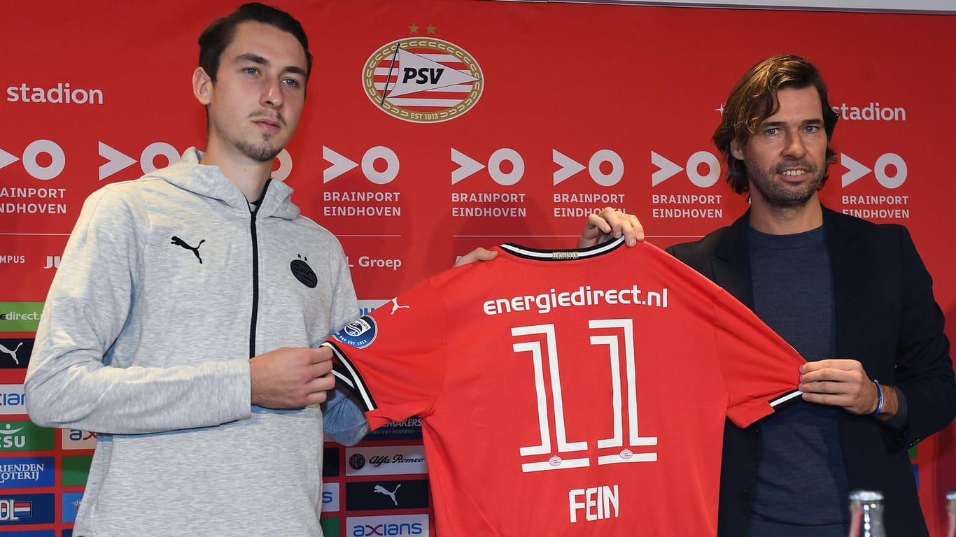 Adrian Fein (l.) bei seiner Vorstellung in Eindhoven: Der Sechser könnte im nächsten Sommer langfristig zur PSV wechseln.
