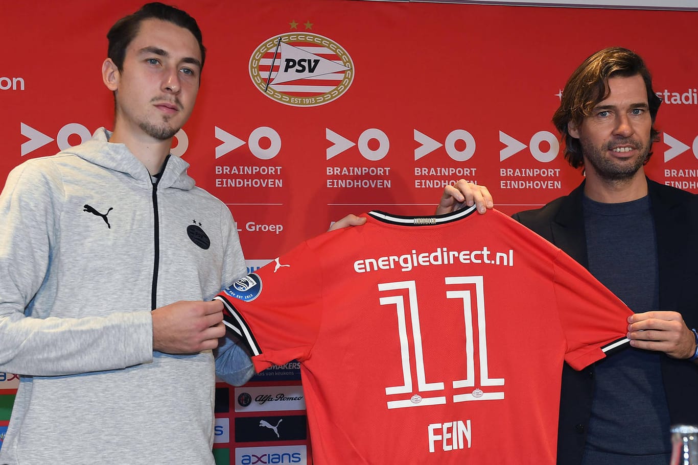 Adrian Fein (l.) bei seiner Vorstellung in Eindhoven: Der Sechser könnte im nächsten Sommer langfristig zur PSV wechseln.