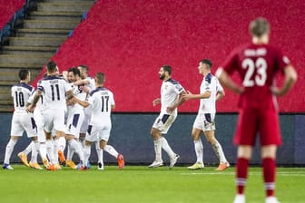 Erling Haaland (r) ist frustriert, während die Serben jubelten.