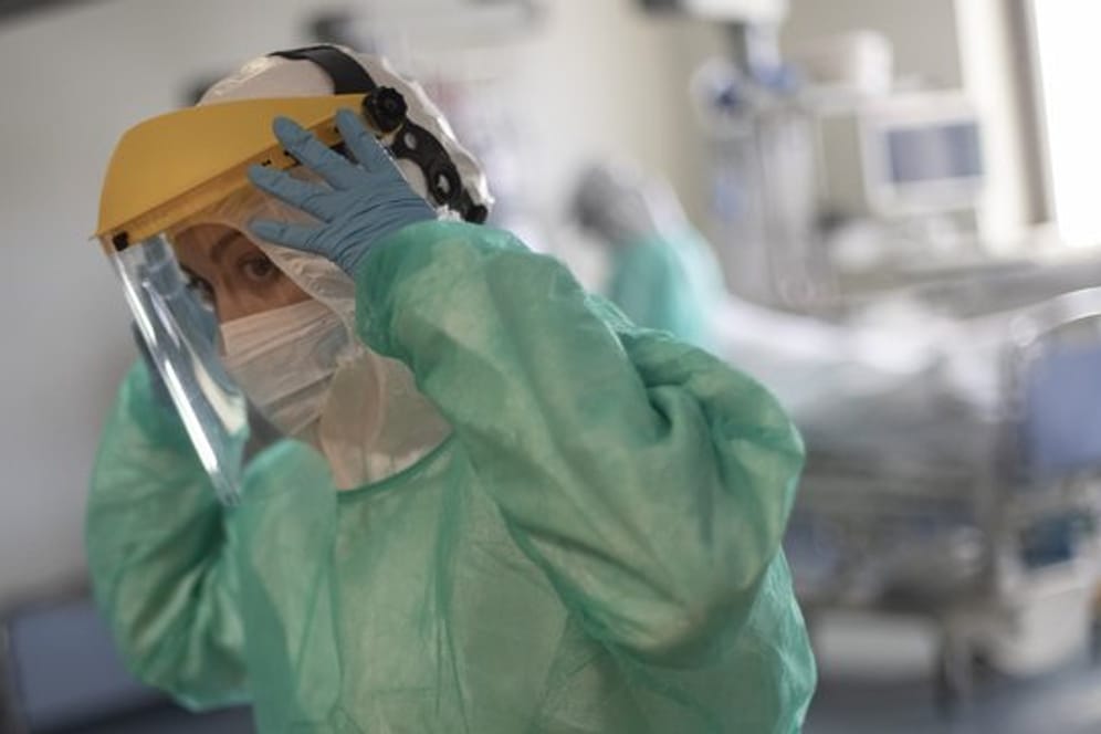 Eine Mitarbeiterin des Gesundheitswesens in Spanien: In bestimmten spanischen Regionen steigt die Zahl der Corona-Infizierte wieder.