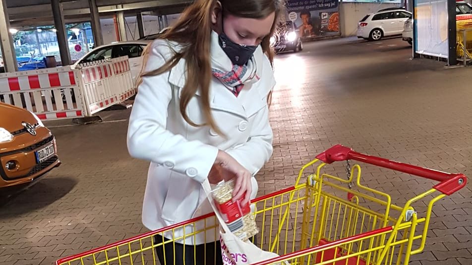 Alena Haub beim Einkaufen: Die junge Biologiestudentin hat in Mainz eine Einkaufshilfe gegründet.