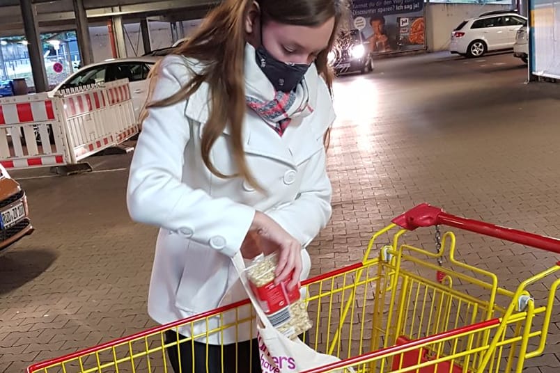 Alena Haub beim Einkaufen: Die junge Biologiestudentin hat in Mainz eine Einkaufshilfe gegründet.