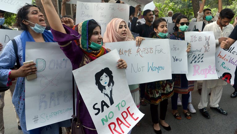 Pakistan: Frauen protestieren gegen Vergewaltigung und für mehr Schutz für Kinder und Frauen im Land.