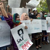 Pakistan: Frauen protestieren gegen Vergewaltigung und für mehr Schutz für Kinder und Frauen im Land.