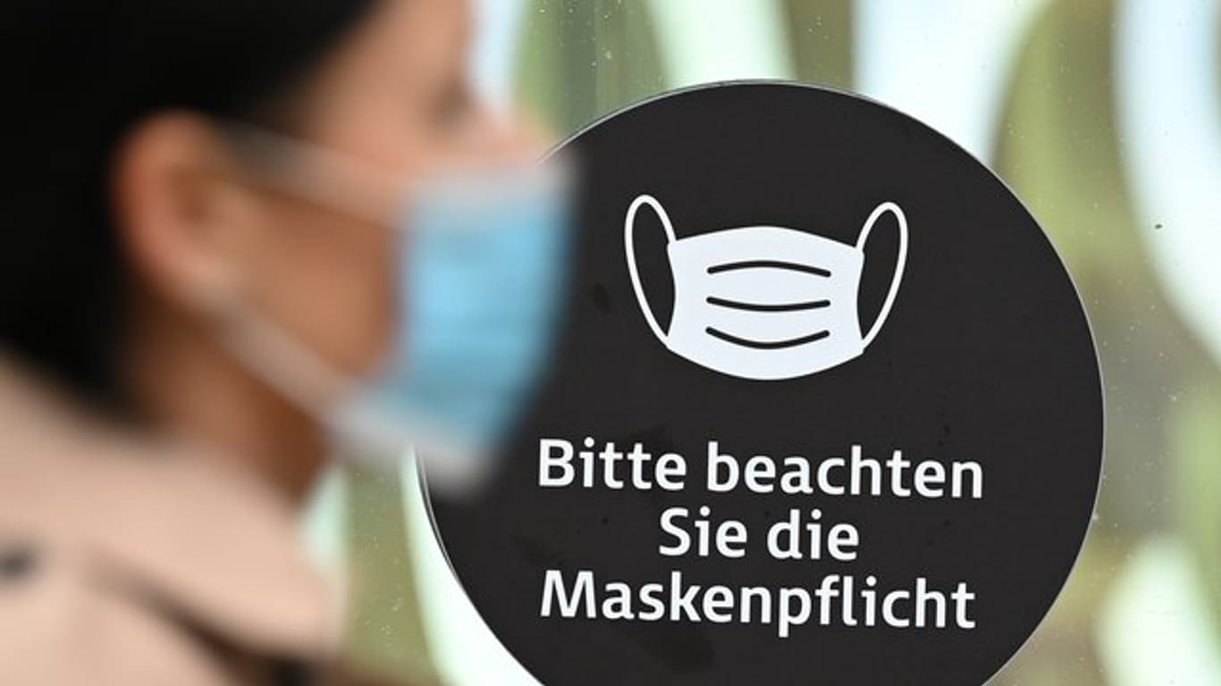 Hinweisschild "Bitte beachten Sie die Maskenpflicht" (Symbolbild): Die Stadt Mainz hat strengere Corona-Regeln eingeführt.
