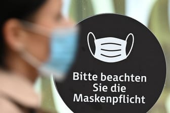 Hinweisschild "Bitte beachten Sie die Maskenpflicht" (Symbolbild): Die Stadt Mainz hat strengere Corona-Regeln eingeführt.