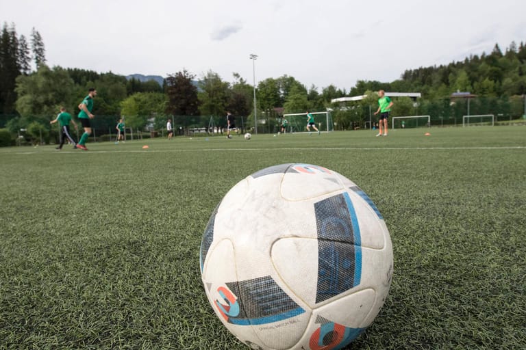 Ein Fußball liegt auf einem Spielfeld (Symbolbild): In Worpswede ist ein Streit während eines Fußballspiels eskaliert.