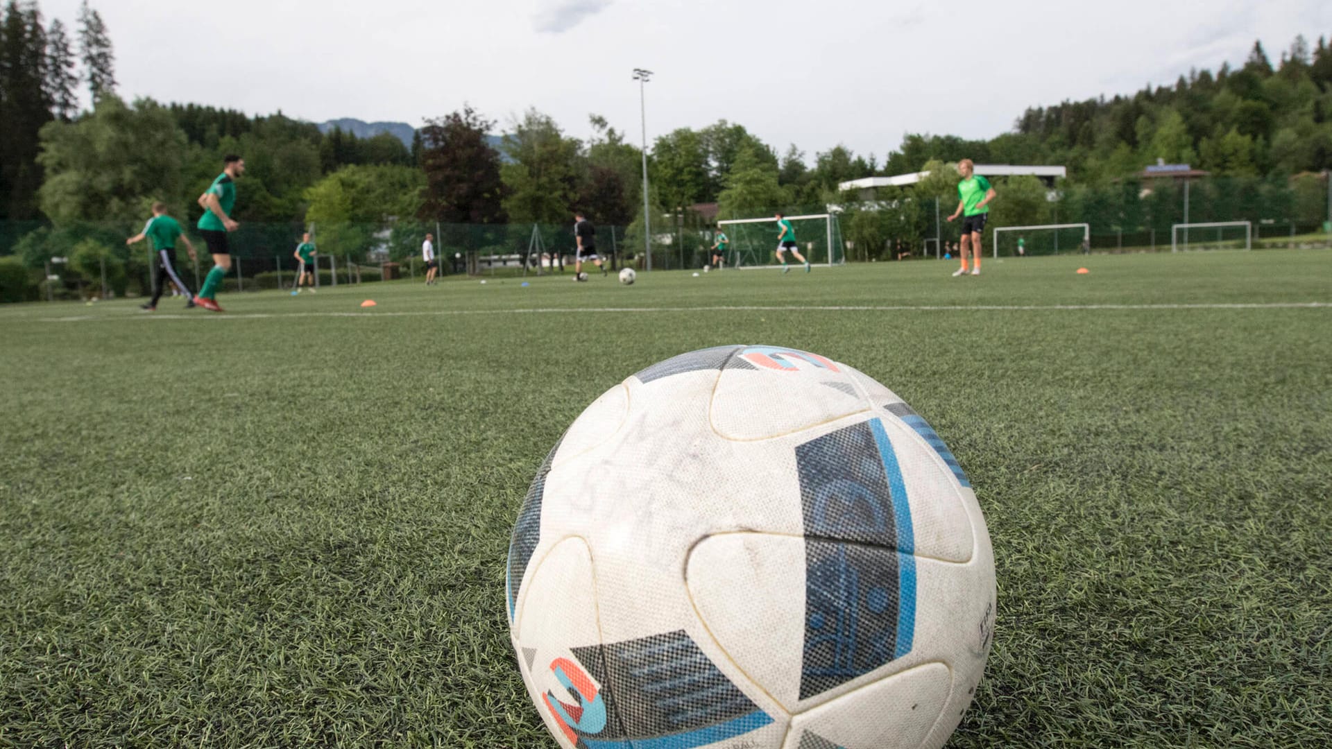 Ein Fußball liegt auf einem Spielfeld (Symbolbild): In Worpswede ist ein Streit während eines Fußballspiels eskaliert.