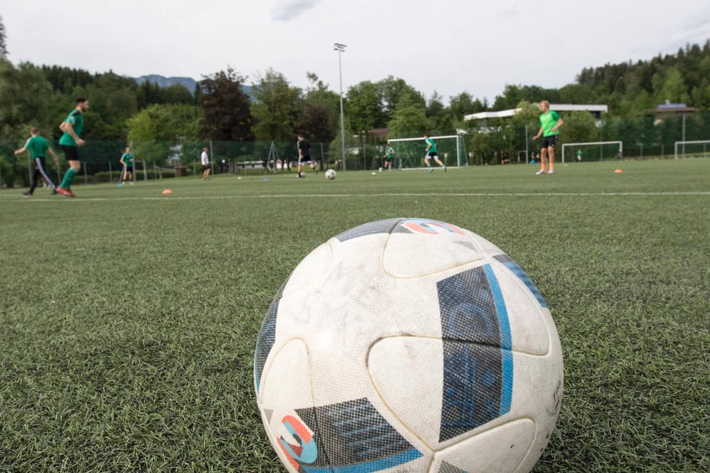 Ein Fußball liegt auf einem Spielfeld (Symbolbild): In Düsseldorf ist ein Streit während eines Fußballspiels eskaliert.