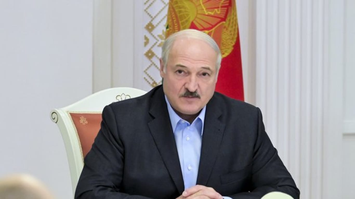 Die Demonstranten fordern Lukaschenkos Rücktritt, Neuwahlen und die Freilassung aller politischen Gefangenen.