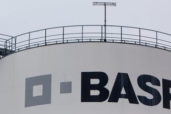 BASF-Logo (Symbolbild): Das Unternehmen leidet unter der Corona-Krise.