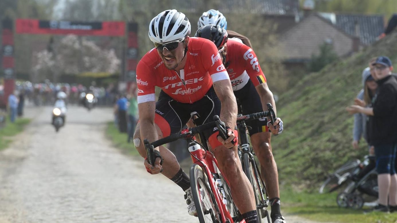 John Degenkolb (vorne) bei Paris-Roubaix vor zwei Jahren: Im aktuellen Jahr wird es den Rad-Klassiker nicht geben.