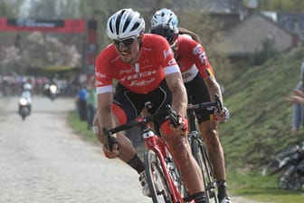 John Degenkolb (vorne) bei Paris-Roubaix vor zwei Jahren: Im aktuellen Jahr wird es den Rad-Klassiker nicht geben.
