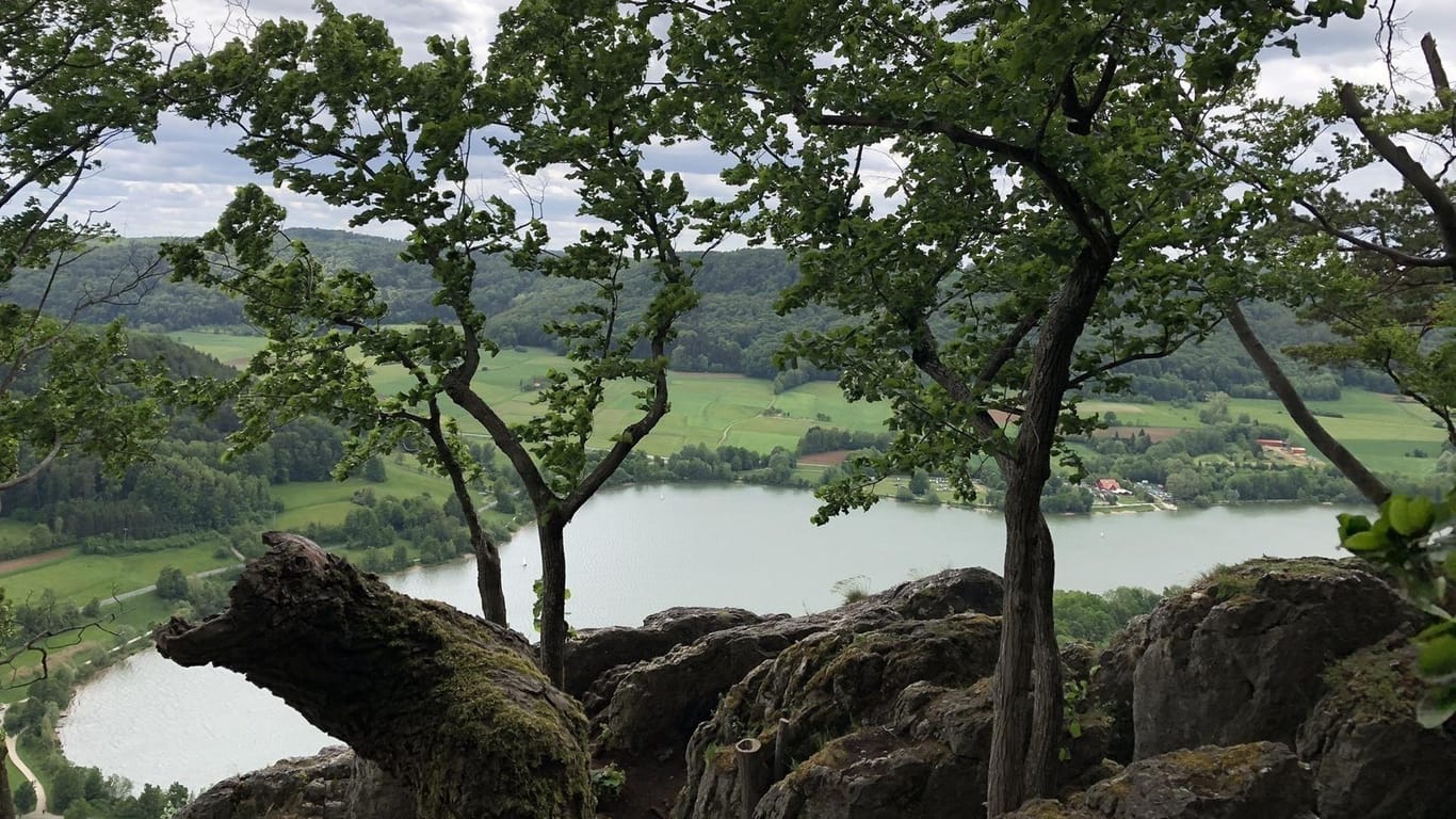 Happburger Stausee: Vom Hohlen Fels aus gibt es eine fantastische Aussicht auf den See.