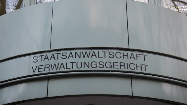 Verwaltungsgericht Berlin (Archivbild): Das Gericht hat am Dienstag entschieden, dass das Wrack für zwei Wochen vor der Botschaft stehen darf.