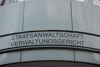 Verwaltungsgericht Berlin (Archivbild): Das Gericht hat am Dienstag entschieden, dass das Wrack für zwei Wochen vor der Botschaft stehen darf.