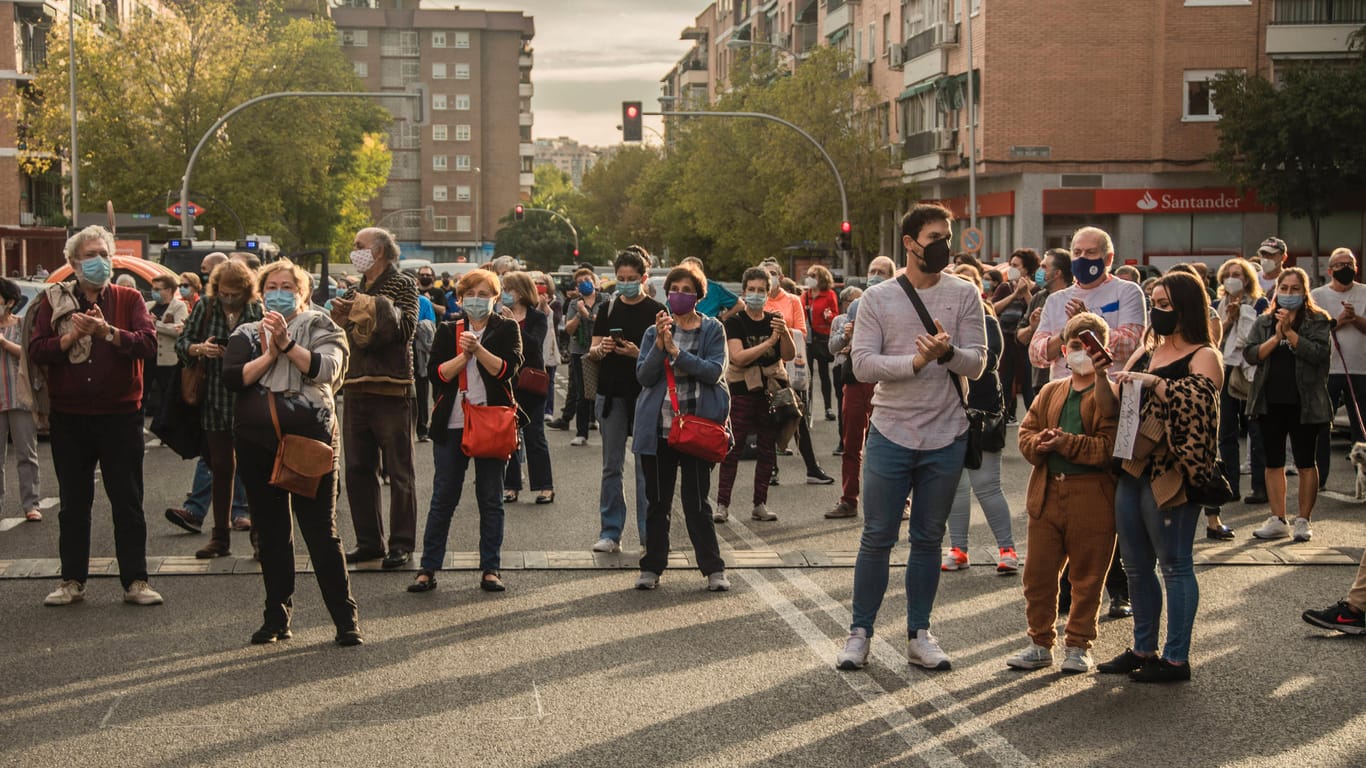 Proteste in Madrid: Wegen fehlender Ärzte demonstrieren Menschen vor einem Krankenhaus in der spanischen Hauptstadt.