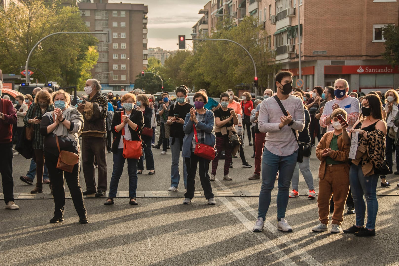 Proteste in Madrid: Wegen fehlender Ärzte demonstrieren Menschen vor einem Krankenhaus in der spanischen Hauptstadt.