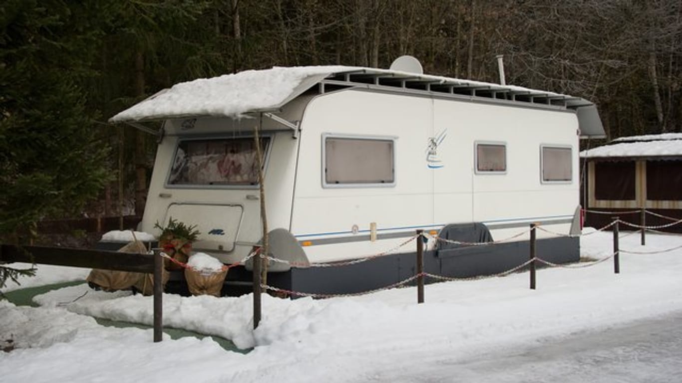 Wer so ein Wintercamping nicht mag, sollte sein Freizeitmobil lieber über den Winter einstellen und vorher gut reinigen.