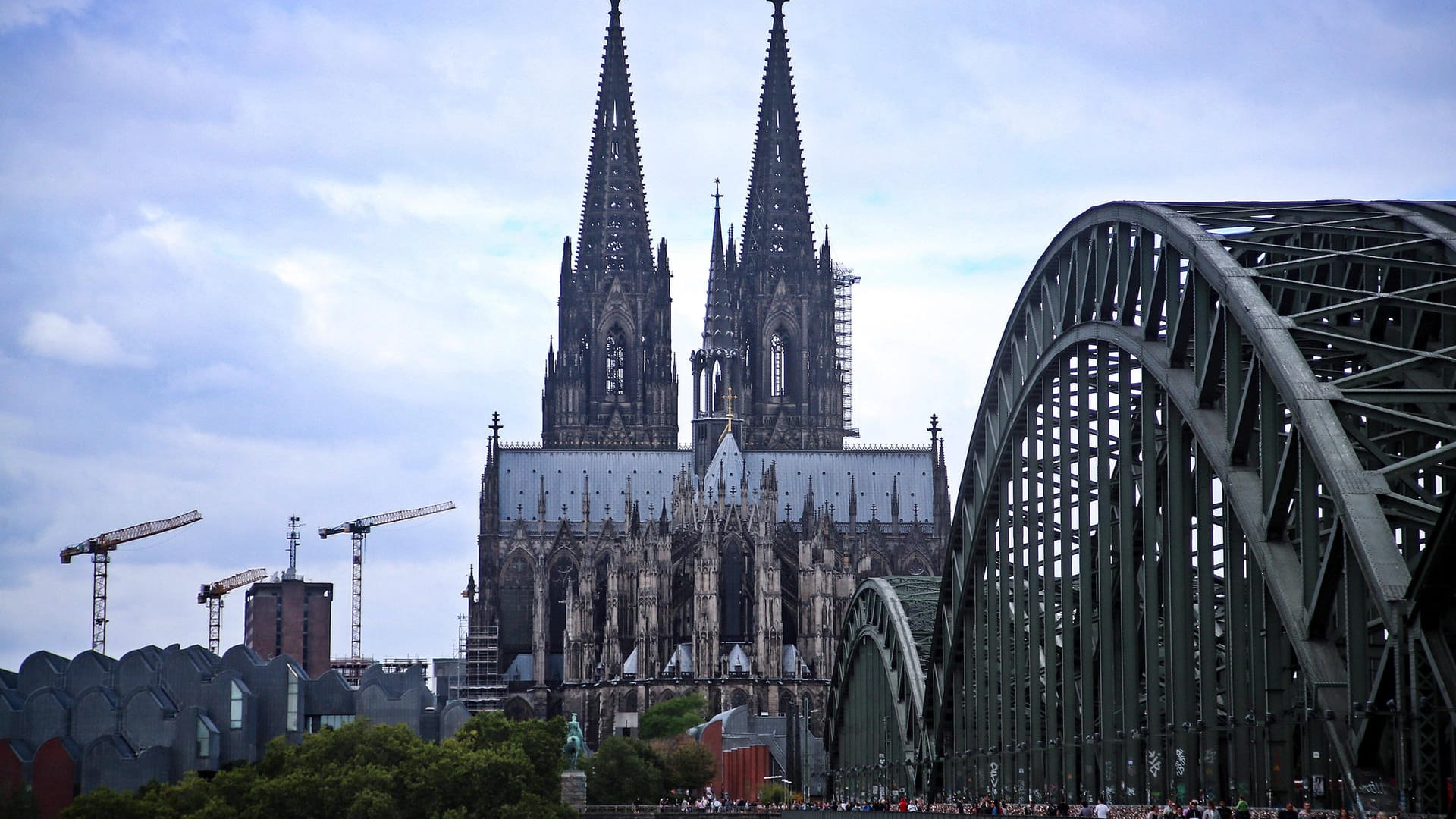 Kölner Dom: Die Stadt führt verschärfte Corona-Auflagen ein.