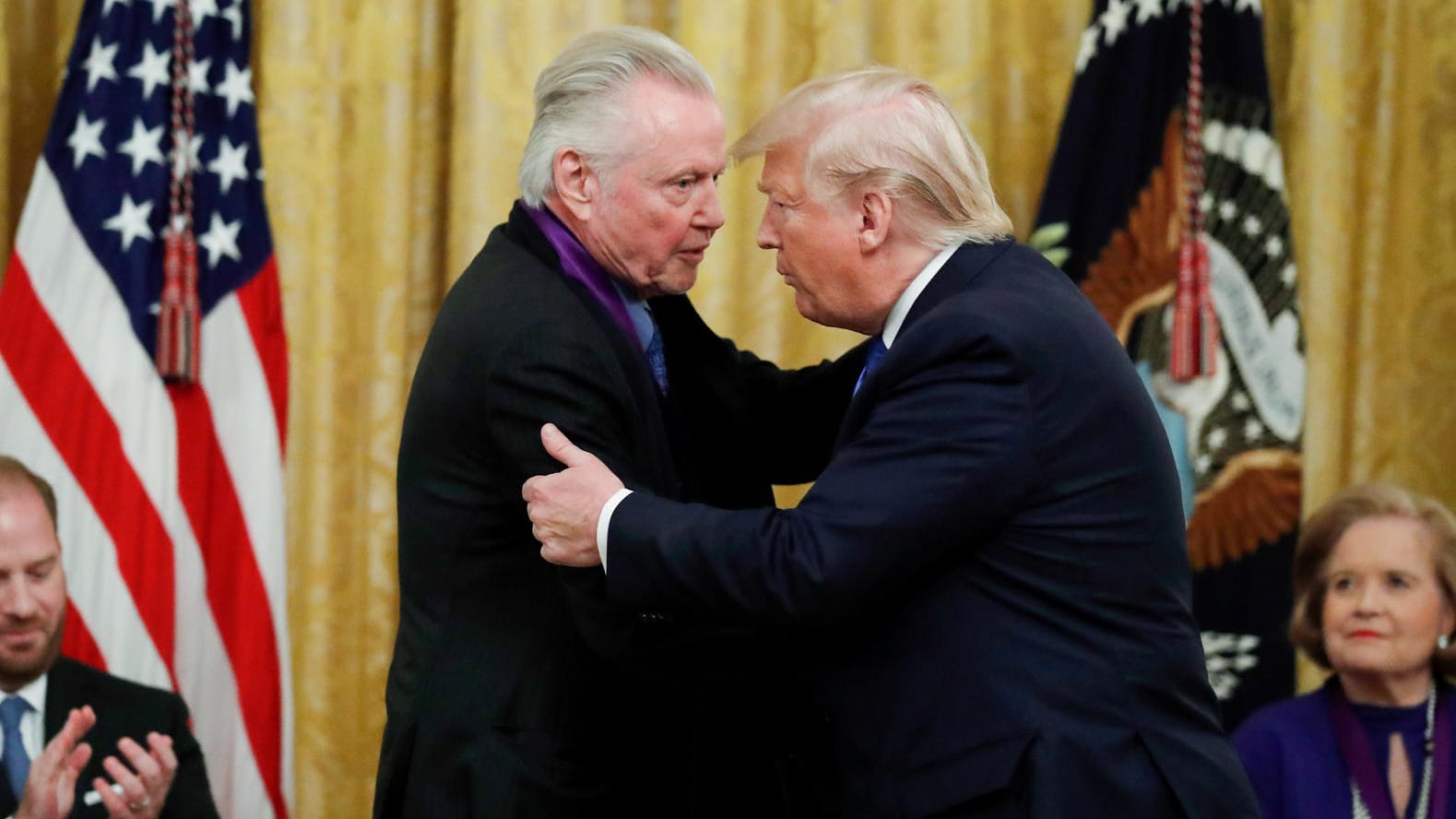 Donald Trump: Der US-Präsident begrüßt Jon Voight, den Vater von der bekennenden Demokratin Angelina Jolie.