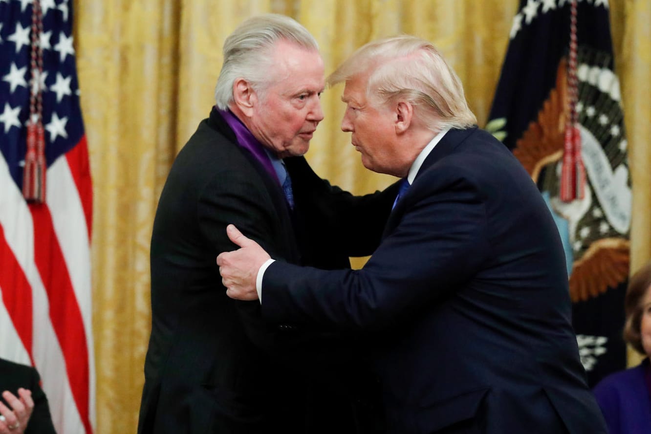 Donald Trump: Der US-Präsident begrüßt Jon Voight, den Vater von der bekennenden Demokratin Angelina Jolie.