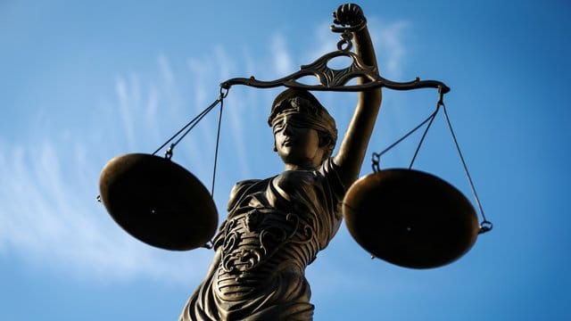 Eine Statue der Justitia steht unter freiem Himmel