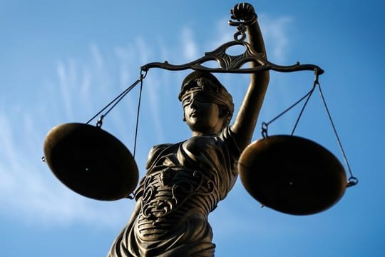 Eine Statue der Justitia steht unter freiem Himmel