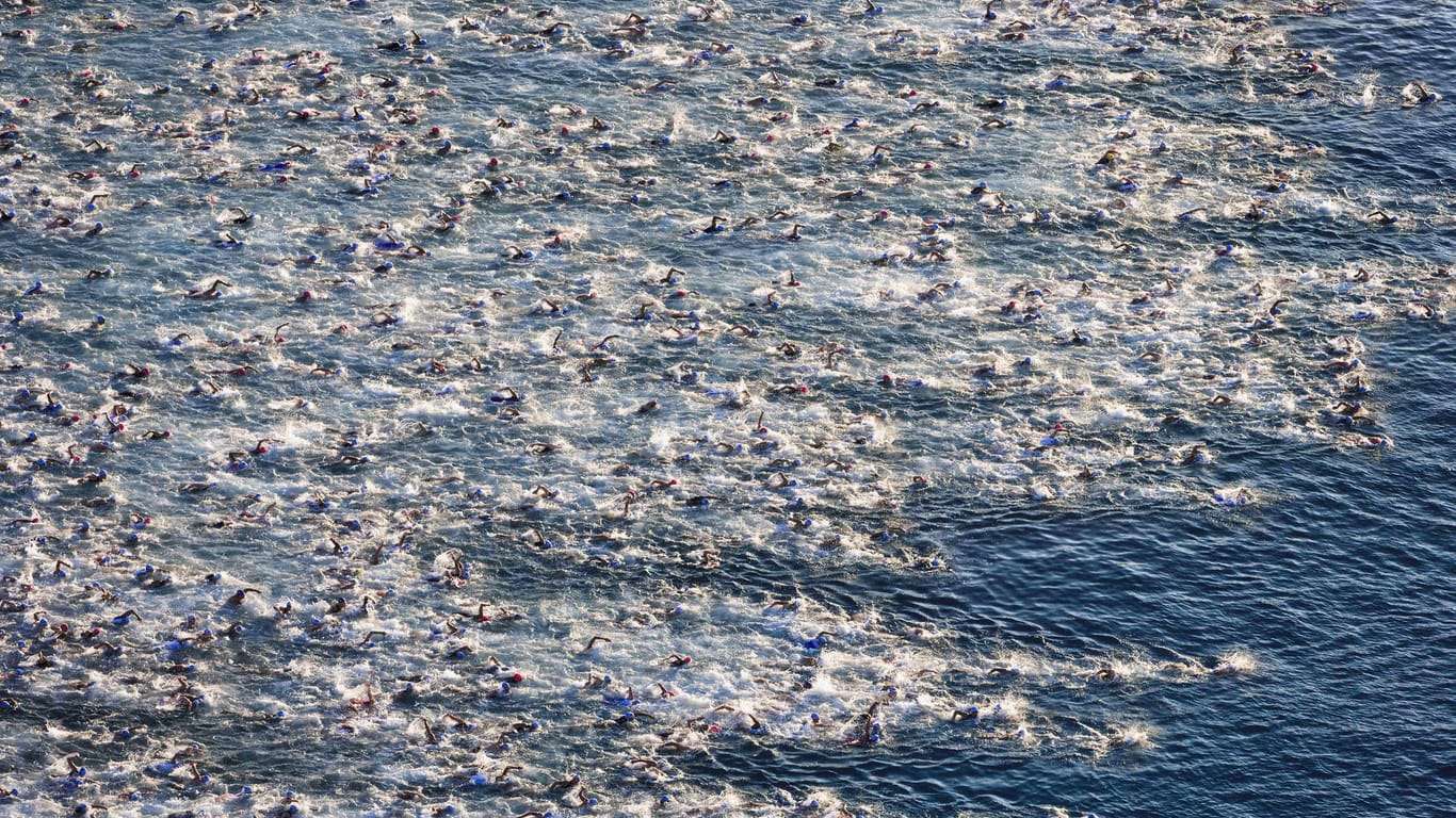 Triathleten im Wasser: In Kailuna Kona sind auch tausende Amateursportler am Start.
