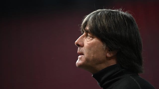 Bundestrainer Joachim Löw spricht während eines Interviews.