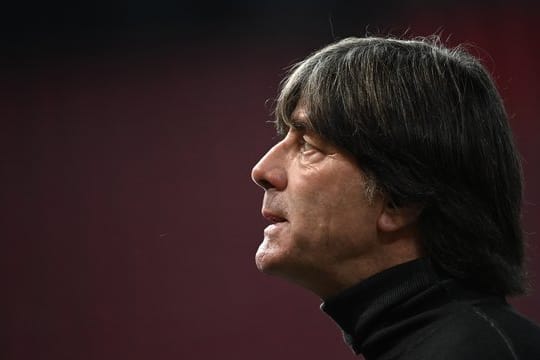 Bundestrainer Joachim Löw spricht während eines Interviews.