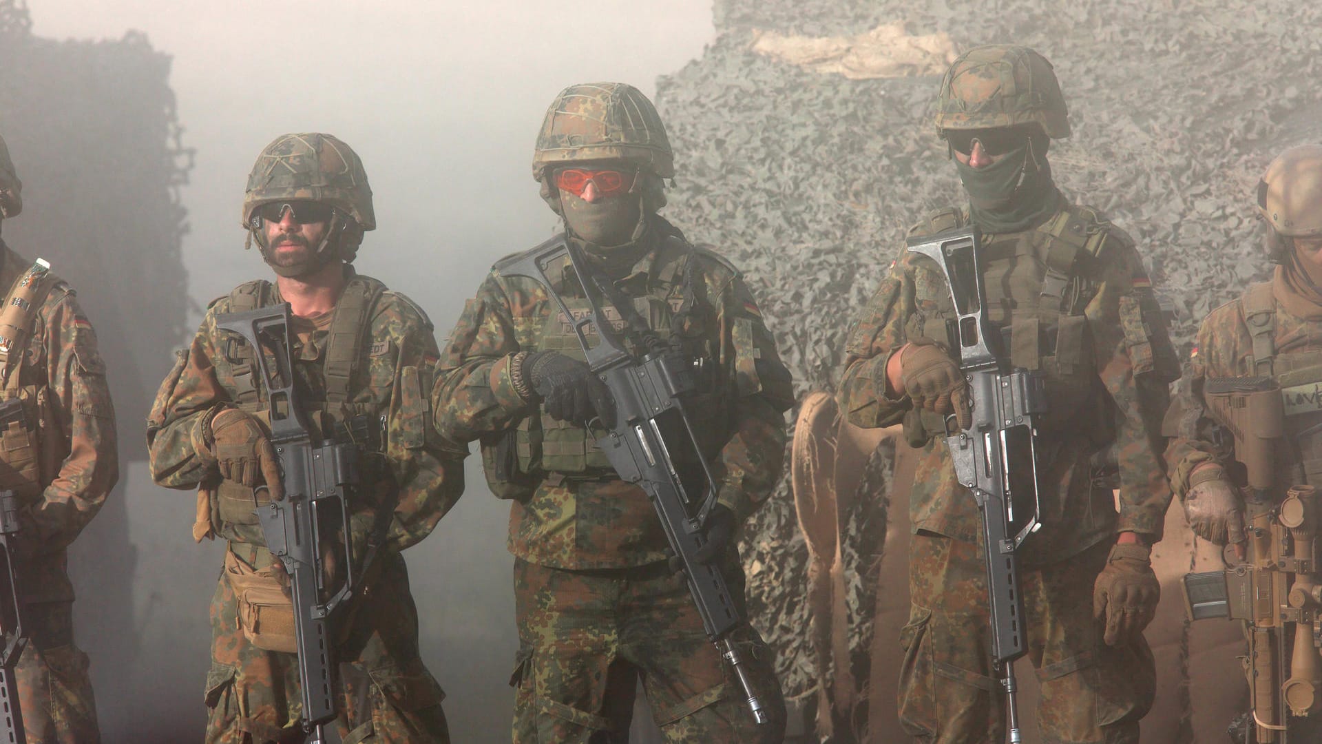 Bundeswehr (Symbolbild): Soldaten der Truppenteile der deutsch-französischen Brigade mit ihren Gewehren.