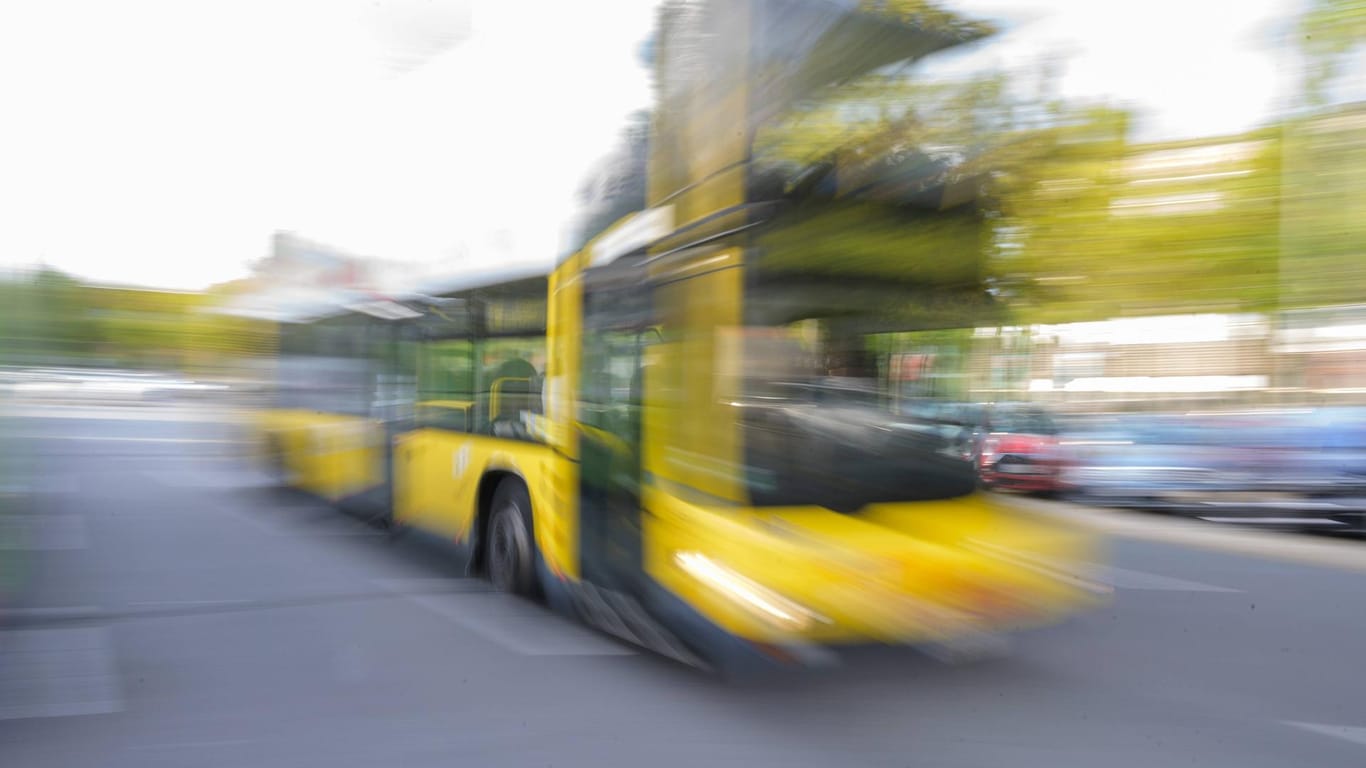 Ein Bus der Berliner Verkehrsbetriebe (BVG): Ein Busfahrer steht im Verdacht Unfälle absichtlich in Autos gefahren zu sein.