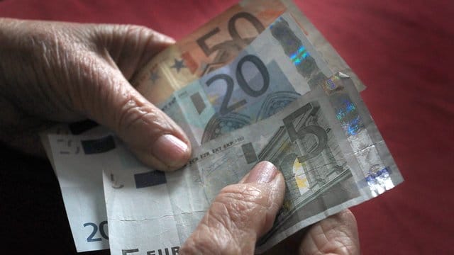 Der Bundestag räumt P-Konto-Besitzern ein größeres pfändungsfreies Guthaben ein. Der Bundestag räumt P-Konto-Besitzern ein größeres pfändungsfreies Guthaben ein.