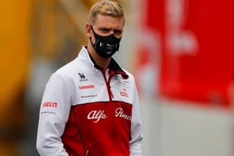 Enttäuscht: Das Debüt von Mick Schumacher in der Formel 1 verschiebt sich.