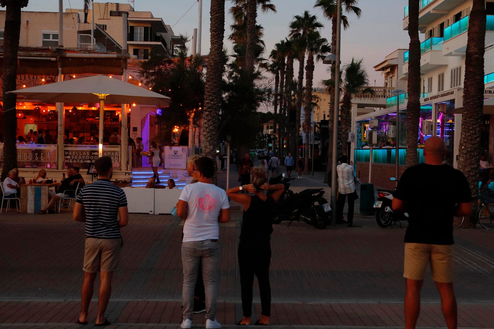 Touristen stehen in der Nähe der "Bierstraße" am Strand von Arenal: Lokale am "Ballermann" dürfen bald wieder Gäste empfangen.