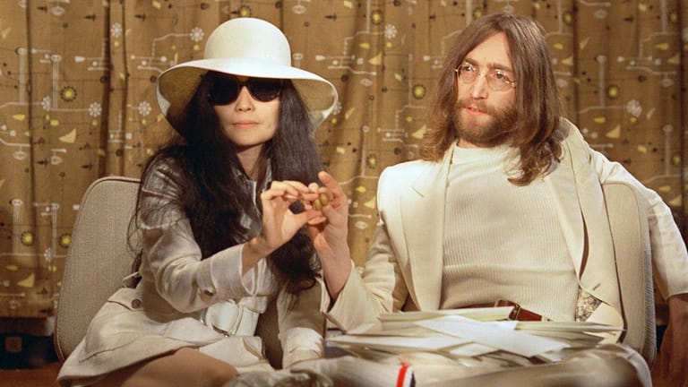1969: John Lennon und seine Frau Yoko Ono