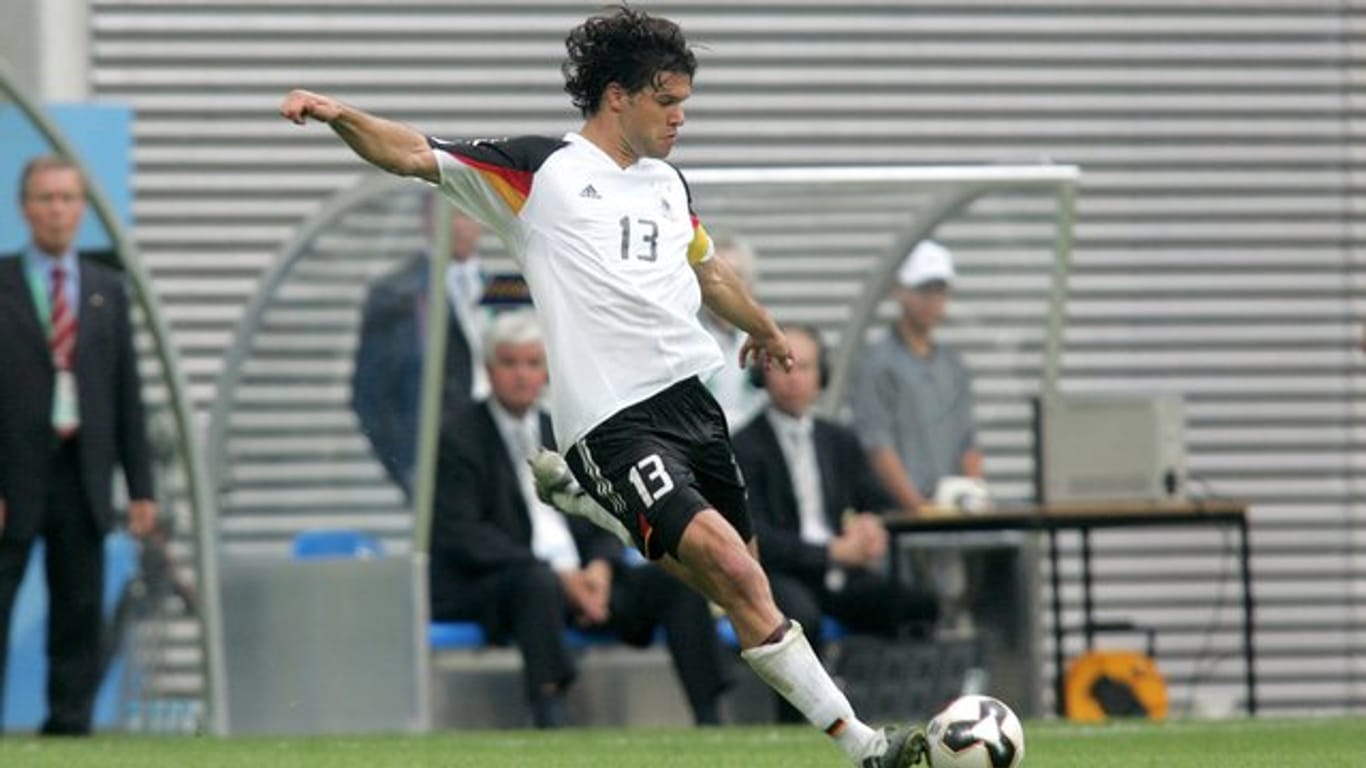 Der ehemalige deutsche Mittelfeldspieler und Kapitän Michael Ballack ist in die Hall of Fame des deutschen Fußballs aufgenommen worden.