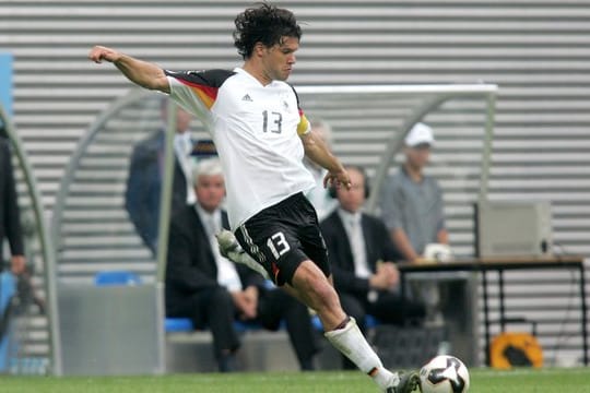 Der ehemalige deutsche Mittelfeldspieler und Kapitän Michael Ballack ist in die Hall of Fame des deutschen Fußballs aufgenommen worden.