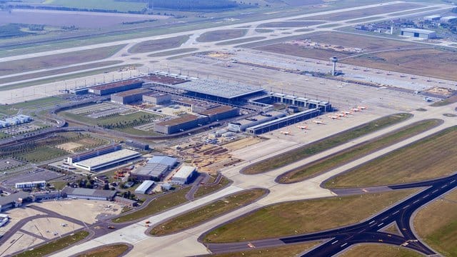 Luftaufnahme des Flughafens BER (Archivbild): Die Betreiber des Airports benötigen viel Geld.