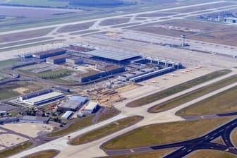 Luftaufnahme des Flughafens BER (Archivbild): Die Betreiber des Airports benötigen viel Geld.