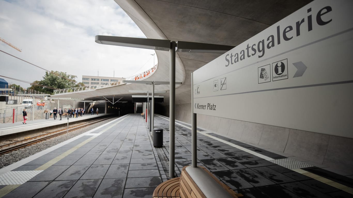Blick auf einen Bahnsteig der neuen Haltestelle Staatsgalerie: Die neue Haltestelle ist im Rahmen der Bauarbeiten für "Stuttgart 21" entstanden.