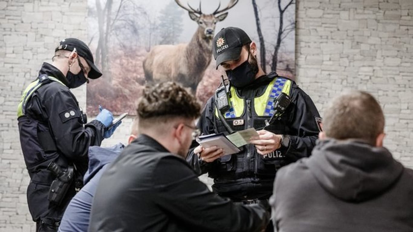 Polizisten kontrollieren Papiere von Barbesuchern: In Hamburg hat es einen Corona-Großeinsatz gegeben.