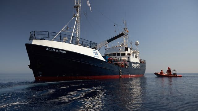 Das Seenotrettungsschiff "Alan Kurdi" im Mittelmeer. Das Seenotrettungsschiff "Alan Kurdi" im Mittelmeer.
