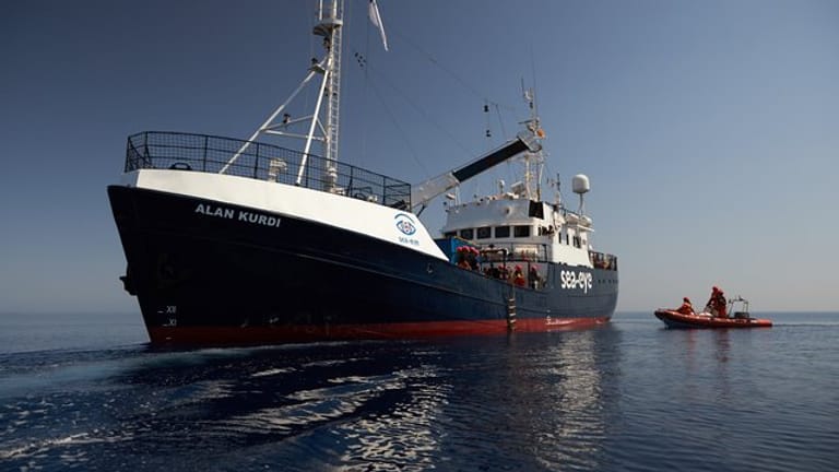Das Seenotrettungsschiff "Alan Kurdi" im Mittelmeer.