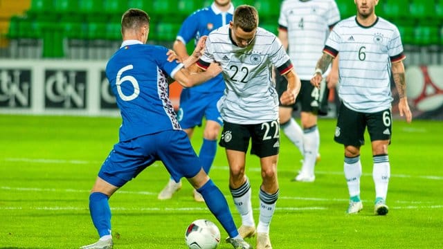 Der 17-jährige Gewinner der Fritz-Walter-Medaille in Gold, Florian Wirtz (M), im Duell mit dem Moldauer Cristian Dros (l). Der 17-jährige Gewinner der Fritz-Walter-Medaille in Gold, Florian Wirtz (M), im Duell mit dem Moldauer Cristian Dros (l).