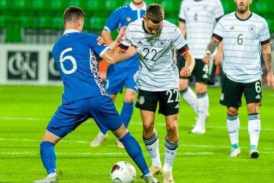 Der 17-jährige Gewinner der Fritz-Walter-Medaille in Gold, Florian Wirtz (M), im Duell mit dem Moldauer Cristian Dros (l).
