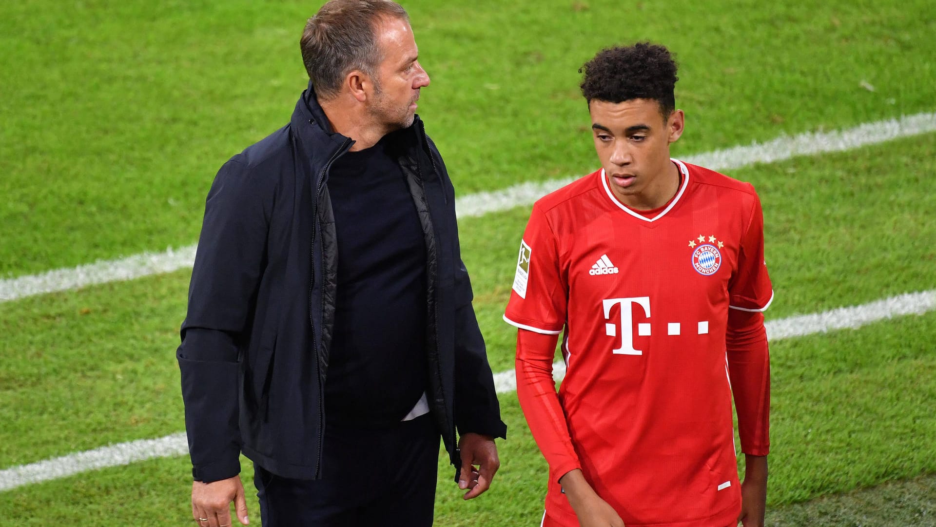 Bayerns Jamal Musiala (r.) mit Trainer Hansi Flick: Das Juwel der Müncher hat es auch in die Liste geschafft.