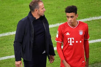 Bayerns Jamal Musiala (r.) mit Trainer Hansi Flick: Das Juwel der Müncher hat es auch in die Liste geschafft.